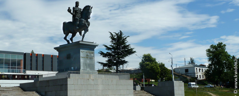 Статуя Давида Строителя напротив железнодорожного вокзала Кутаиси