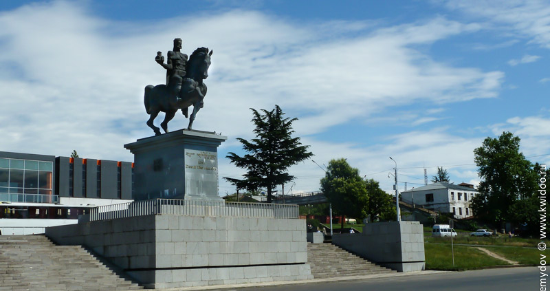 Статуя Давида Строителя напротив железнодорожного вокзала Кутаиси