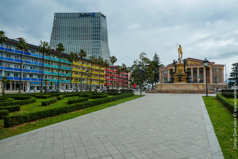 Сквер в Батуми с золотой статуей и фонтанами