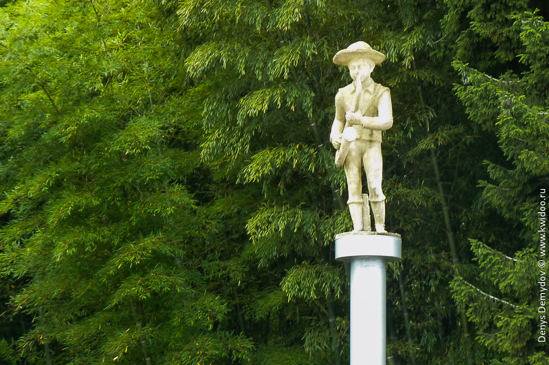 Статуя мальчика - саксофониста на приморском бульваре