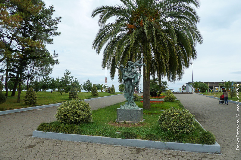 Еще статуи в приморском парке Батуми
