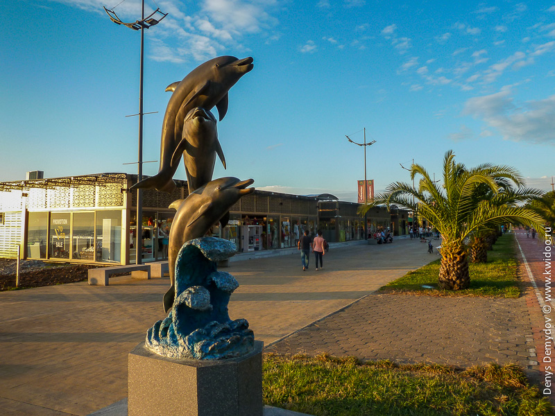 Статуя дельфинов на набережной Батуми