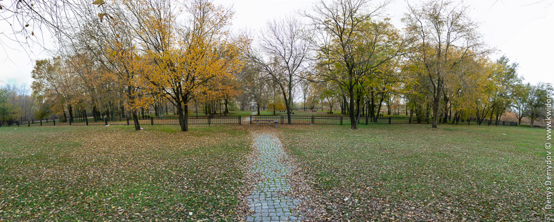 Панорема кладбища со стороны входа. Мемориал ухожен, не смотря на расположение в Запорожье
