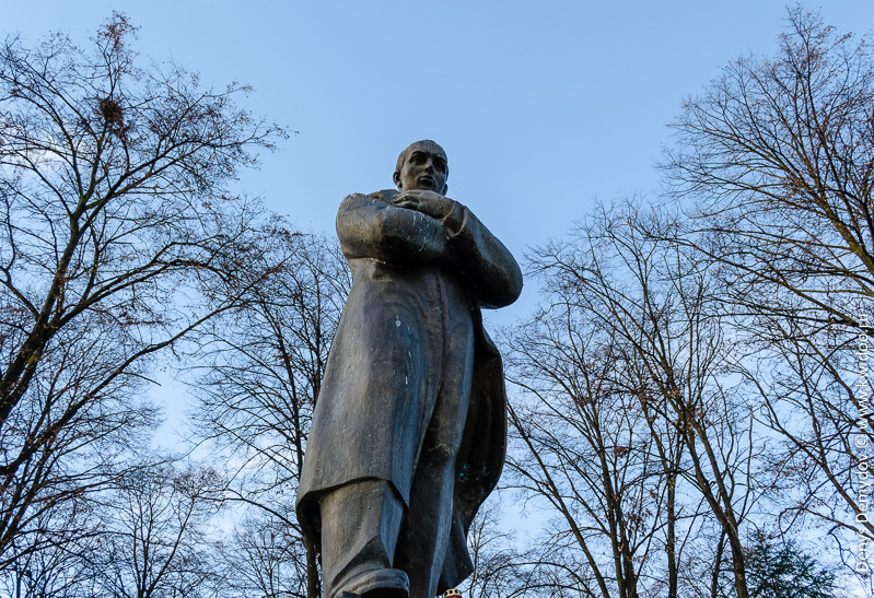 Памятник Степану Бандере в Дрогобыче. Кто то облил его краской..