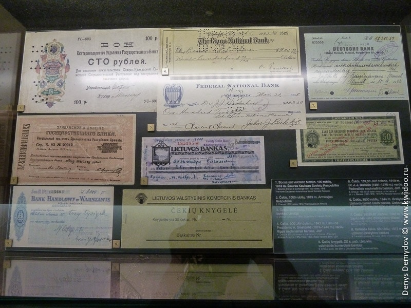 Один из стендов с чеками в музее денег Вильнюса