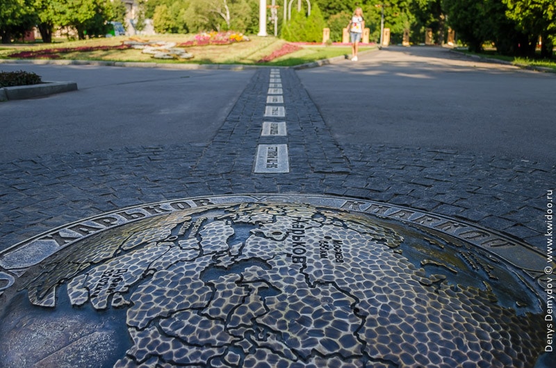 Памятник 50-й параллели в парке Шевченко