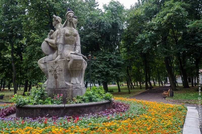 Памятник Леси Украинке в ковельском парке