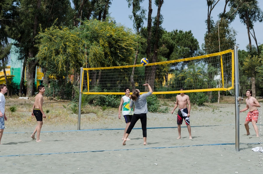 Молодежь играет в пляжный волейбол