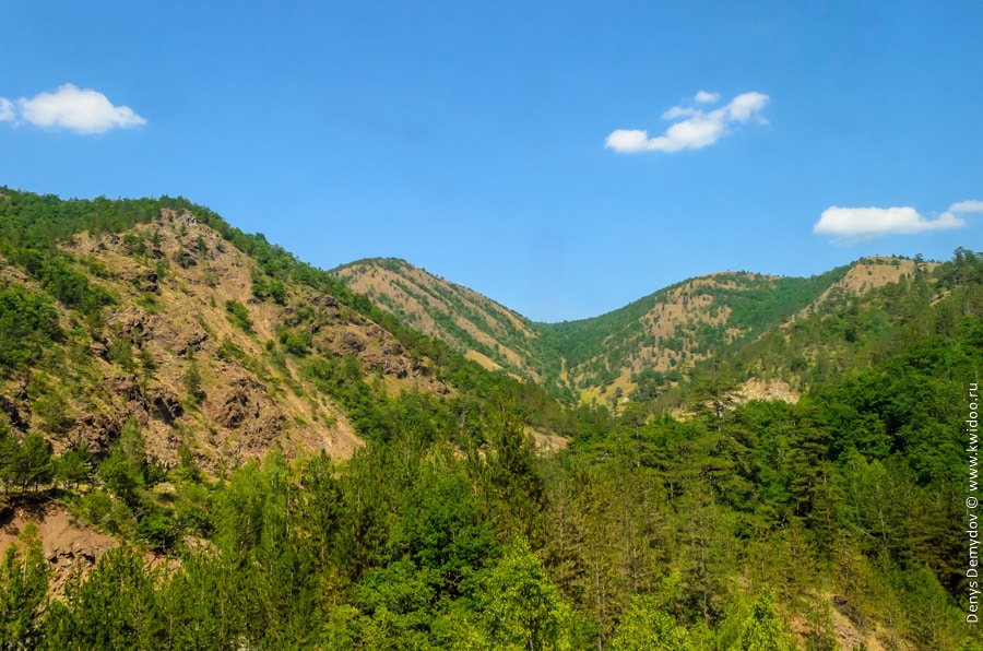 Вы едете через горы и сквозь горы. Уже на севере Сербии начинаются те пейзажи, от которых невозможно оторвать глаз!