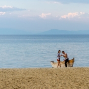 Албанские девушки на берегу Охридского озера