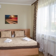 Наша спальня и кровать в апартаментах Chernivtsi Apartments