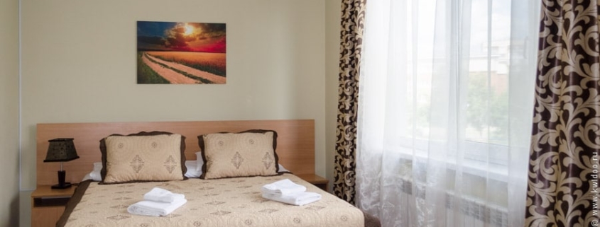 Наша спальня и кровать в апартаментах Chernivtsi Apartments