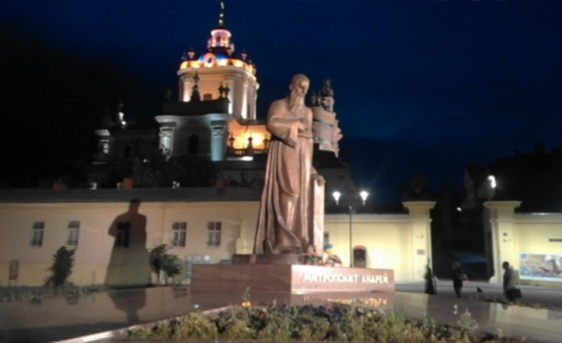 Церковь святого Юра ночью