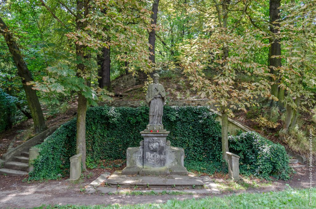 Памятник чешскому святому Яну Непомуцкому. Скульптор - Йозеф Малинский