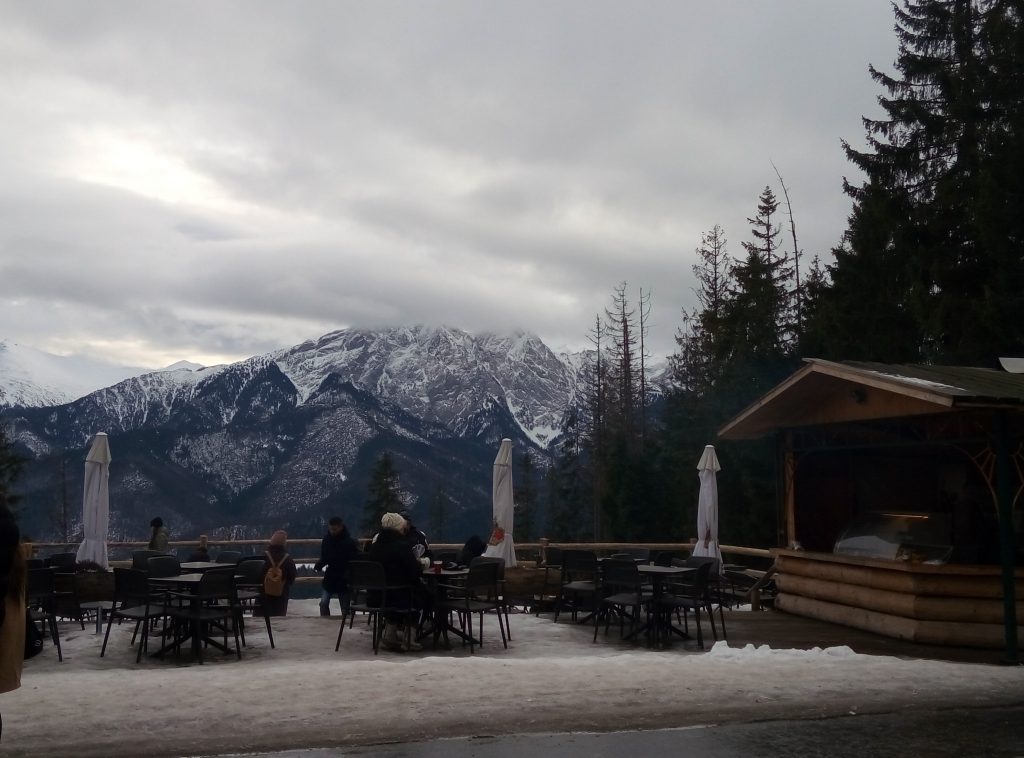 Открытые кафе в Закопане с видом на горы
