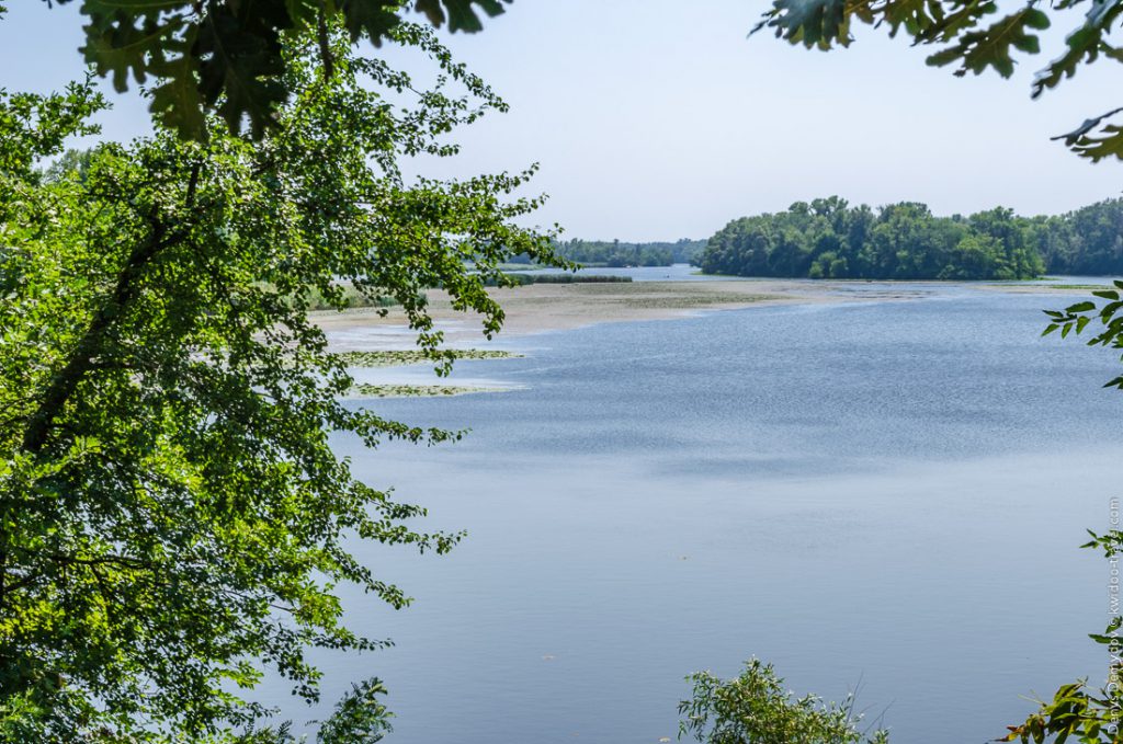 Водная гладь озера Головковское - одно из многочисленных в этой части  острова.