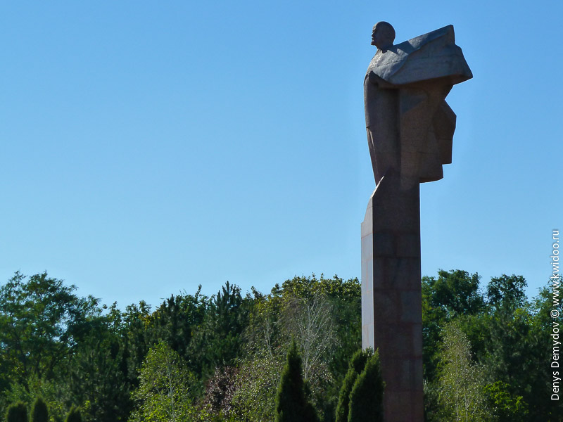 Памятник Ленину в Тирасполе, возле дома Советов.