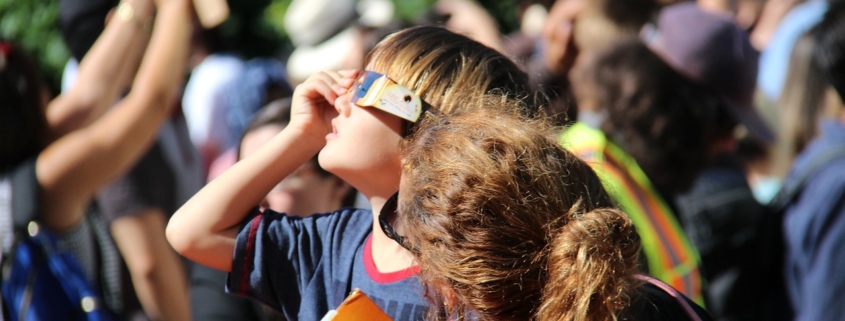 Всем, включая детей смотреть на затмение можно лишь через защитную пленку или стекла, чтобы сберечь зрение